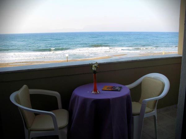 Golden Coast Seaside Apartments 레팀노 외부 사진