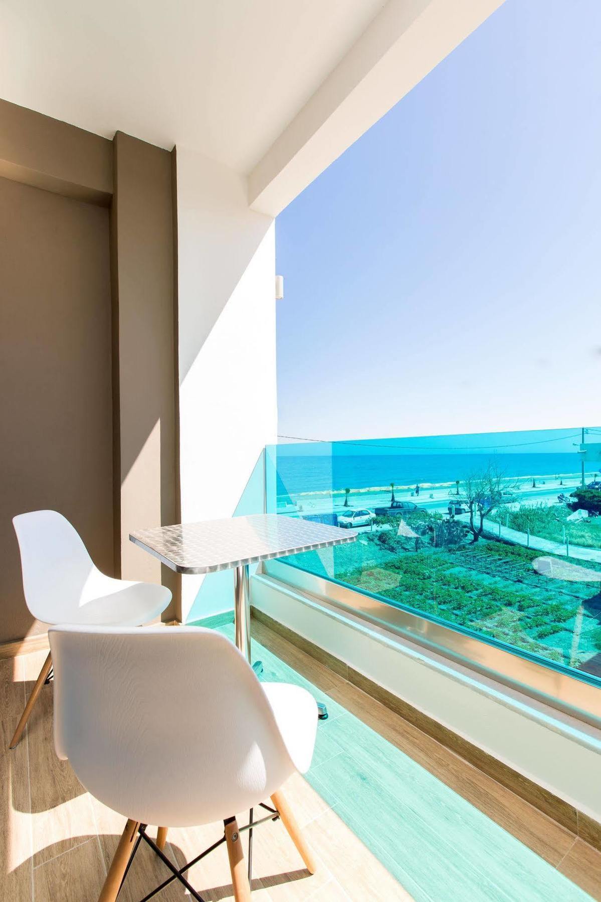 Golden Coast Seaside Apartments 레팀노 외부 사진